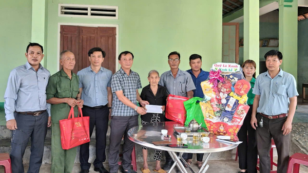 Lãnh đạo Đảng ủy, HĐND, UBND, UBMTTQVN xã Trà Giang thăm, tặng quà Mẹ Việt Nam Anh hùng nhân ngày Thương binh Liệt sĩ 27/7.