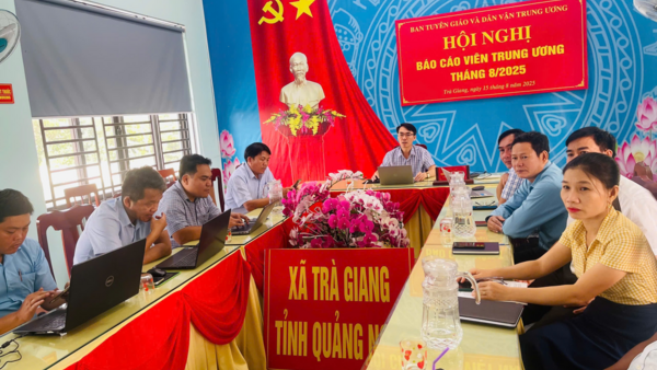 Xã Trà Giang tham dự Hội nghị Báo cáo viên Trung ương tháng 8/2025