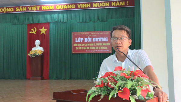Khai giảng lớp bồi dưỡng chính trị hè cho cán bộ quản lý, giáo viên, nhân viên các đơn vị giáo dục trên địa bàn xã năm 2025