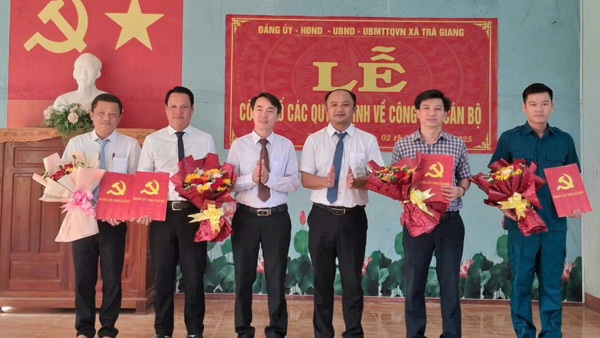 Lễ công bố các quyết định về công tác cán bộ tại xã Trà Giang